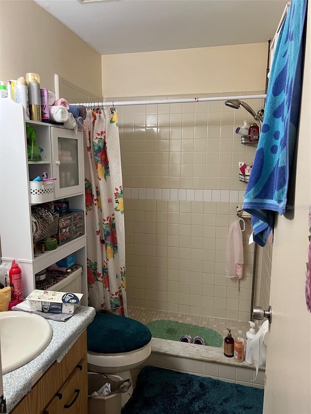 bathroom featuring a shower with curtain, vanity, and toilet