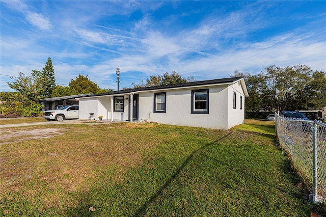 view of front of home featuring a front yard and a carport