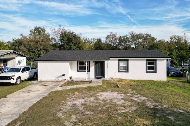 single story home featuring a front yard