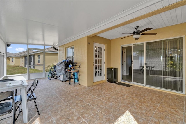 sunroom with ceiling fan