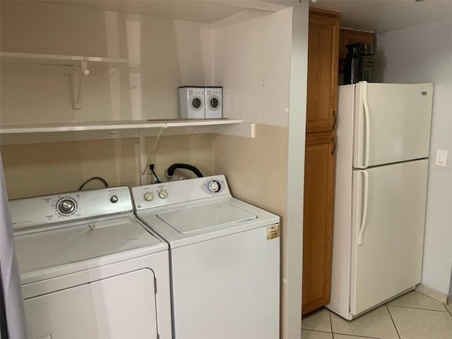 laundry room featuring light tile patterned floors and washing machine and clothes dryer