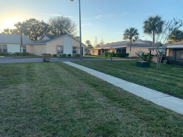 view of yard at dusk