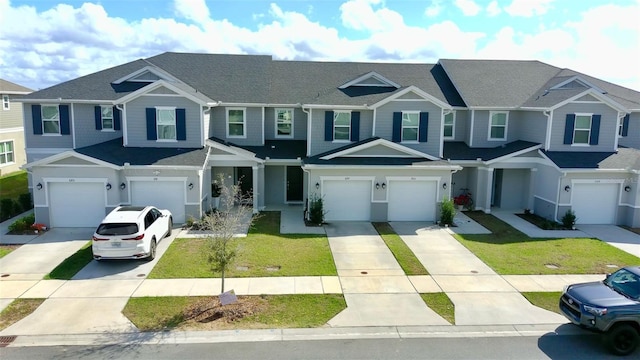 townhome / multi-family property featuring a front yard