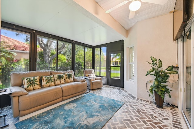 sunroom with ceiling fan