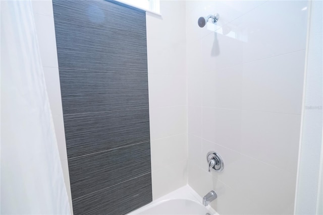 bathroom with tiled shower / bath