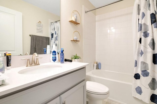 bathroom with shower / tub combo with curtain, vanity, and toilet