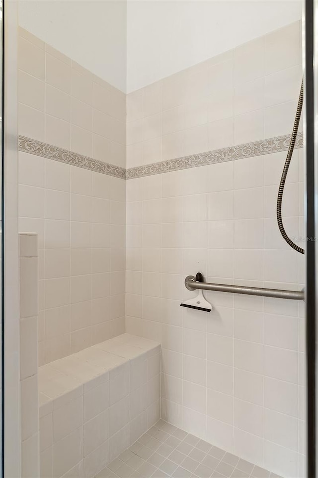 bathroom featuring a tile shower