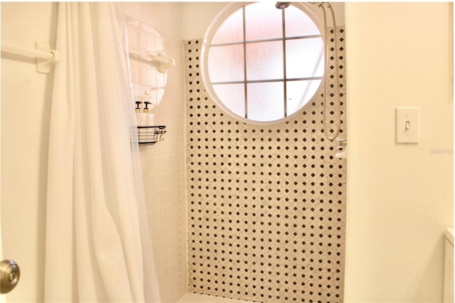 room details featuring curtained shower