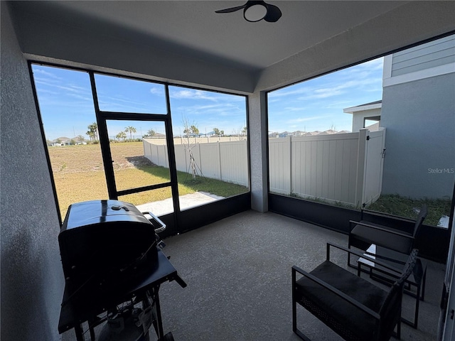 sunroom with ceiling fan