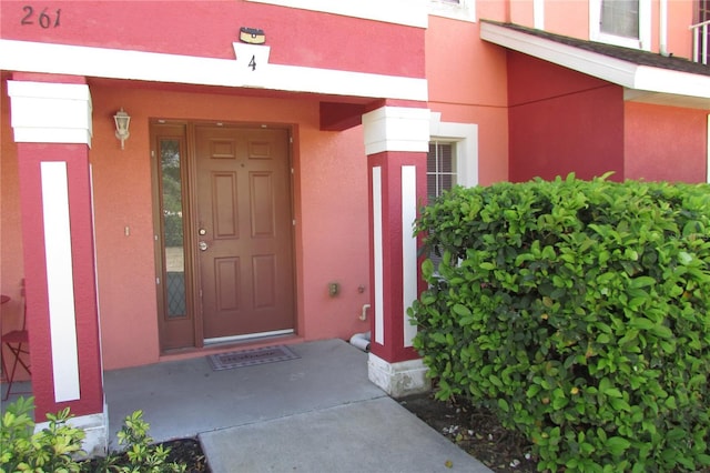 view of exterior entry with stucco siding