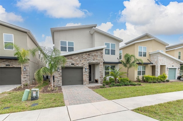 view of front of property featuring a front yard