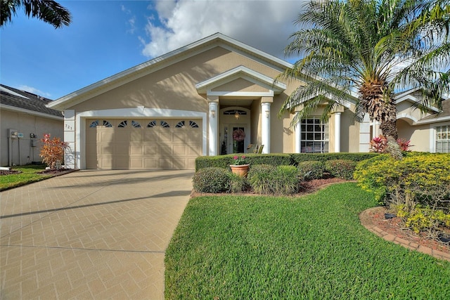 view of front facade featuring a garage and a front yard