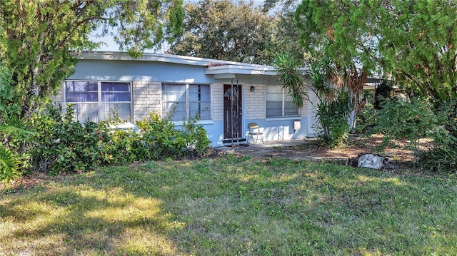 view of front of home featuring a front yard