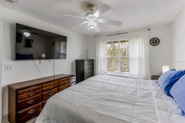 bedroom featuring ceiling fan and a textured ceiling