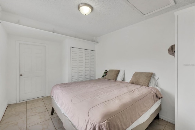 bedroom featuring a textured ceiling and a closet