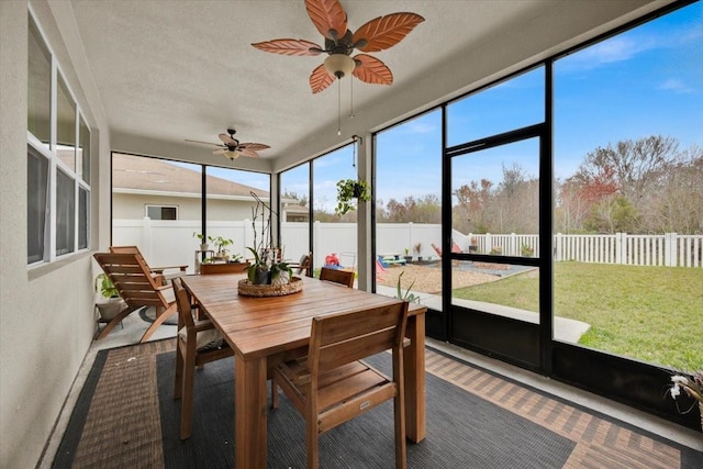 sunroom with ceiling fan