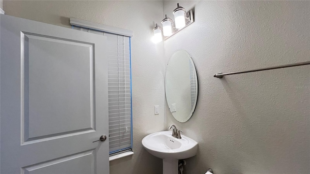 bathroom featuring sink