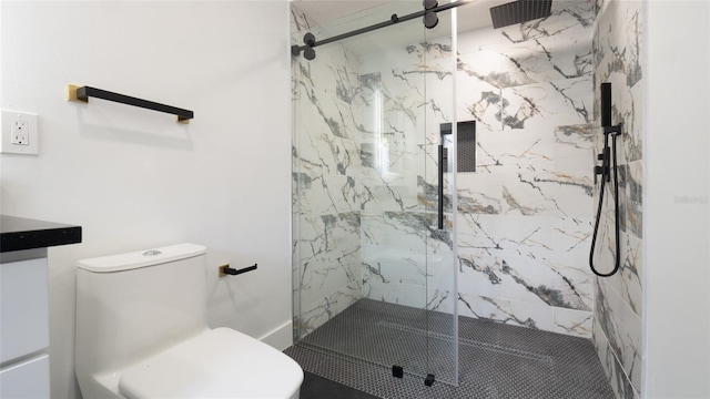 bathroom featuring a tile shower and toilet