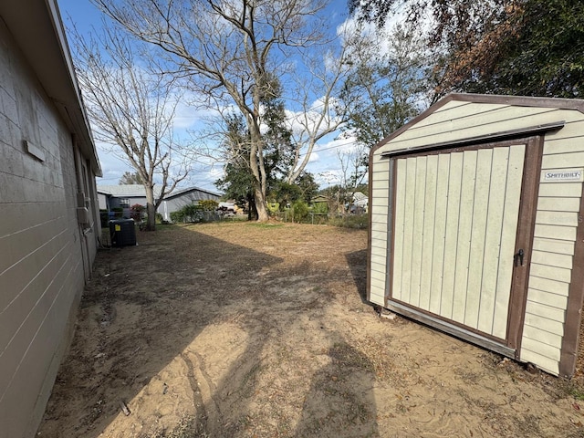 view of yard featuring a shed