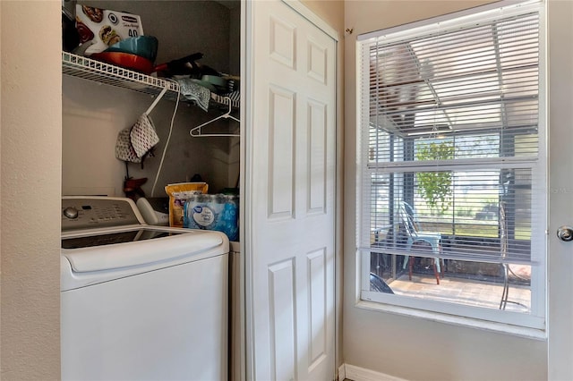 laundry area with washer / clothes dryer