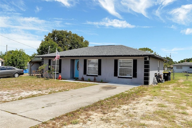 view of front of property featuring a front lawn