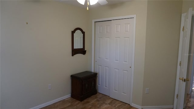 unfurnished bedroom featuring ceiling fan and a closet