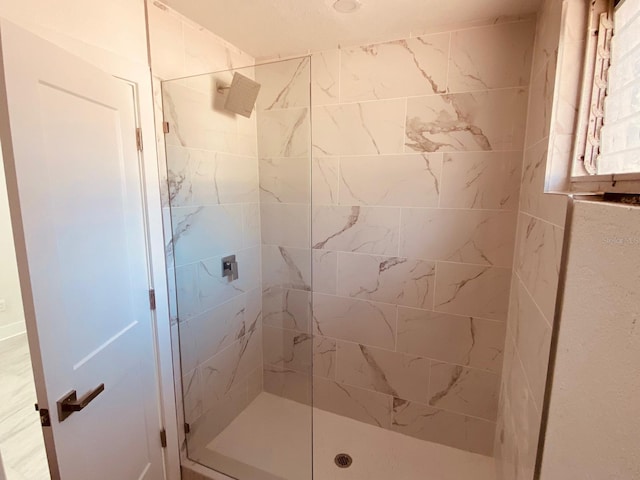 bathroom featuring tiled shower