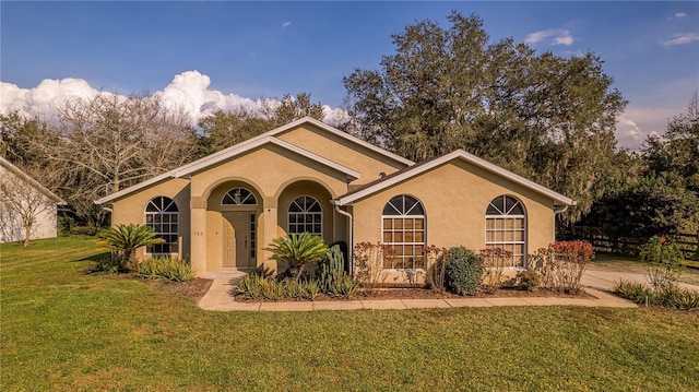 view of front of property featuring a yard