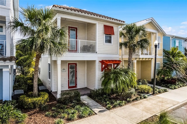 view of front of home featuring a balcony