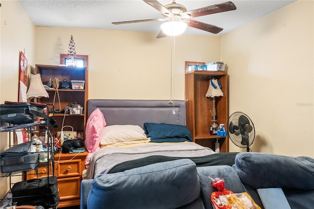 bedroom featuring ceiling fan and a textured ceiling