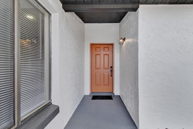 view of exterior entry with stucco siding