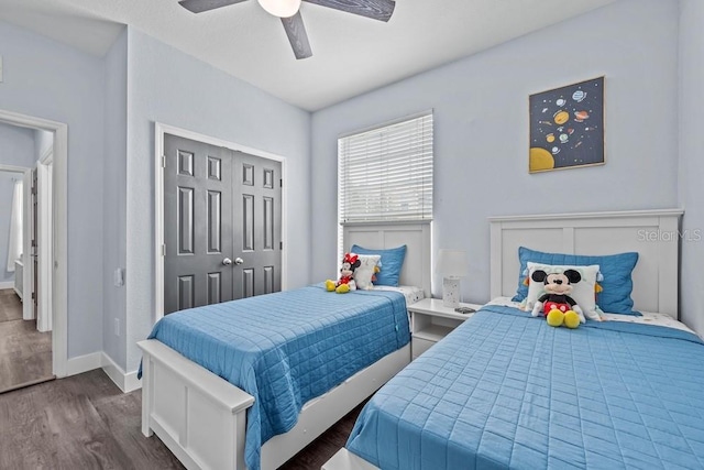 bedroom featuring ceiling fan, dark hardwood / wood-style floors, and a closet