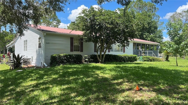 single story home featuring a front lawn