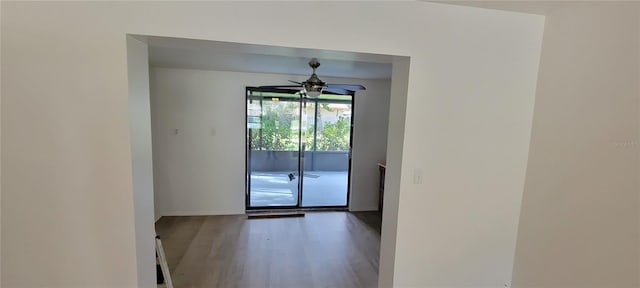 unfurnished room with dark wood-type flooring and ceiling fan