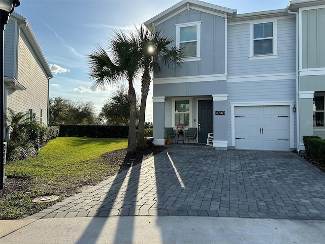 view of front facade featuring a garage and a front yard