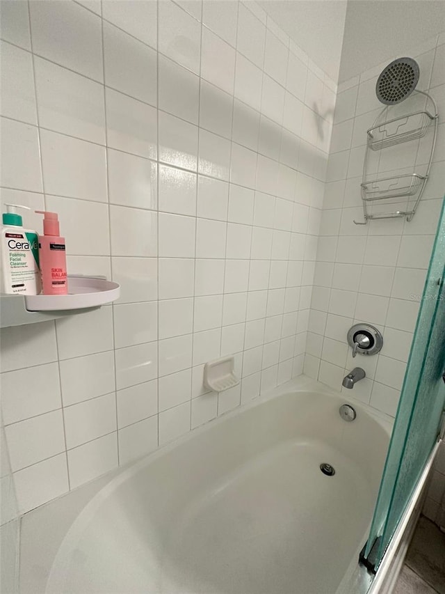 bathroom featuring tiled shower / bath