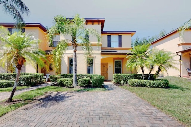 view of front of property featuring a front yard