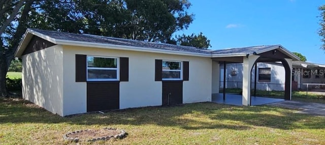 view of front of house featuring a front lawn