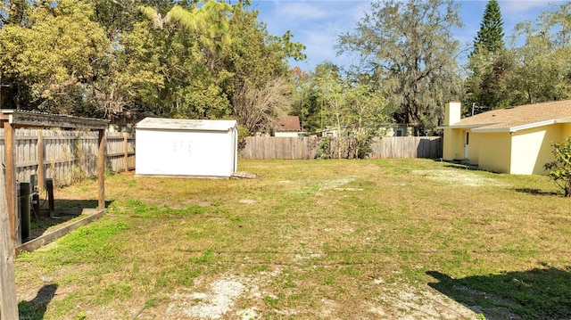 view of yard with a storage shed