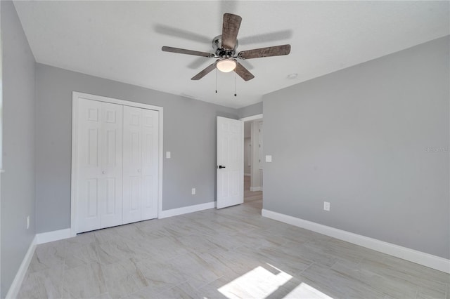 unfurnished bedroom featuring ceiling fan and a closet