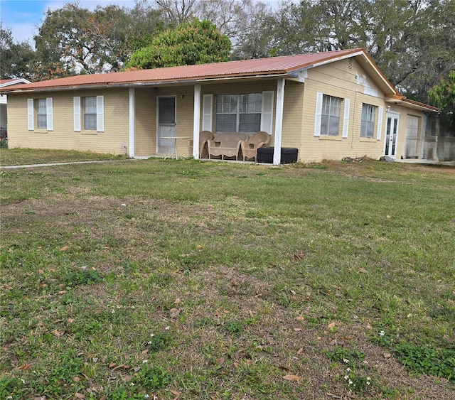 ranch-style house featuring a front yard