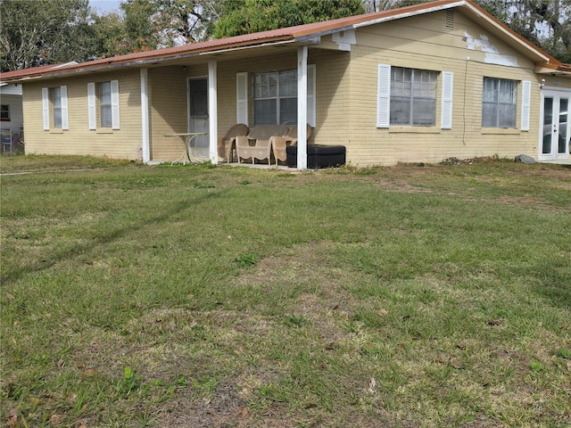 single story home featuring a front yard