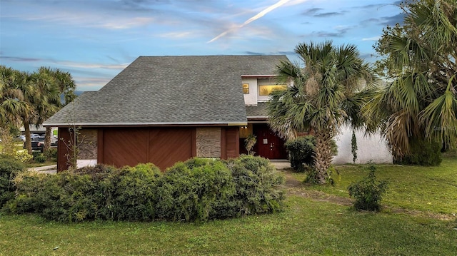 view of front of property featuring a front yard