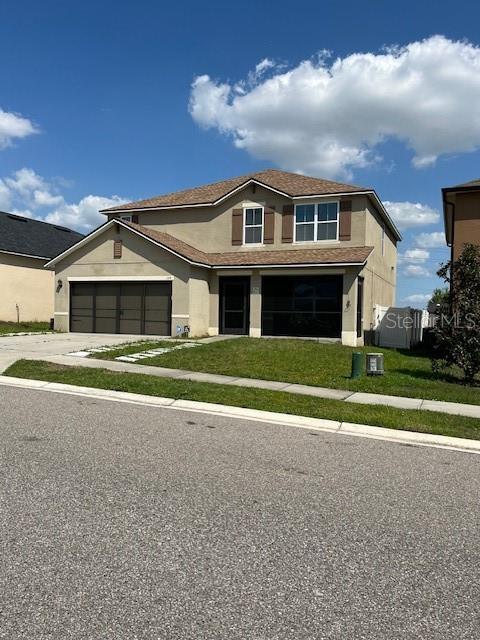 view of front of property featuring a front lawn