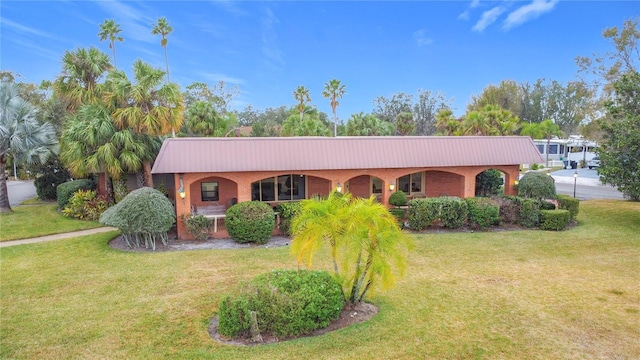 ranch-style home featuring a front lawn