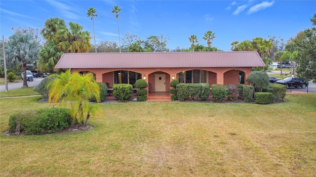 ranch-style house featuring a front lawn