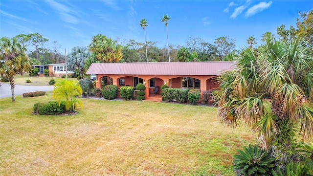 ranch-style home featuring a front lawn