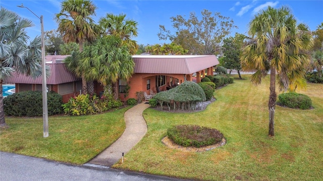 view of front of house featuring a front lawn