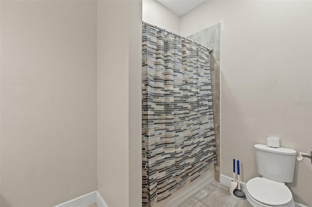 bathroom featuring tile patterned flooring, baseboards, a shower with shower curtain, and toilet