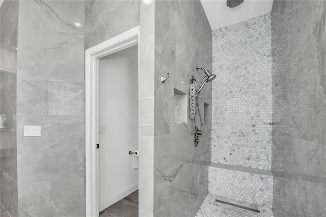 bathroom featuring tiled shower